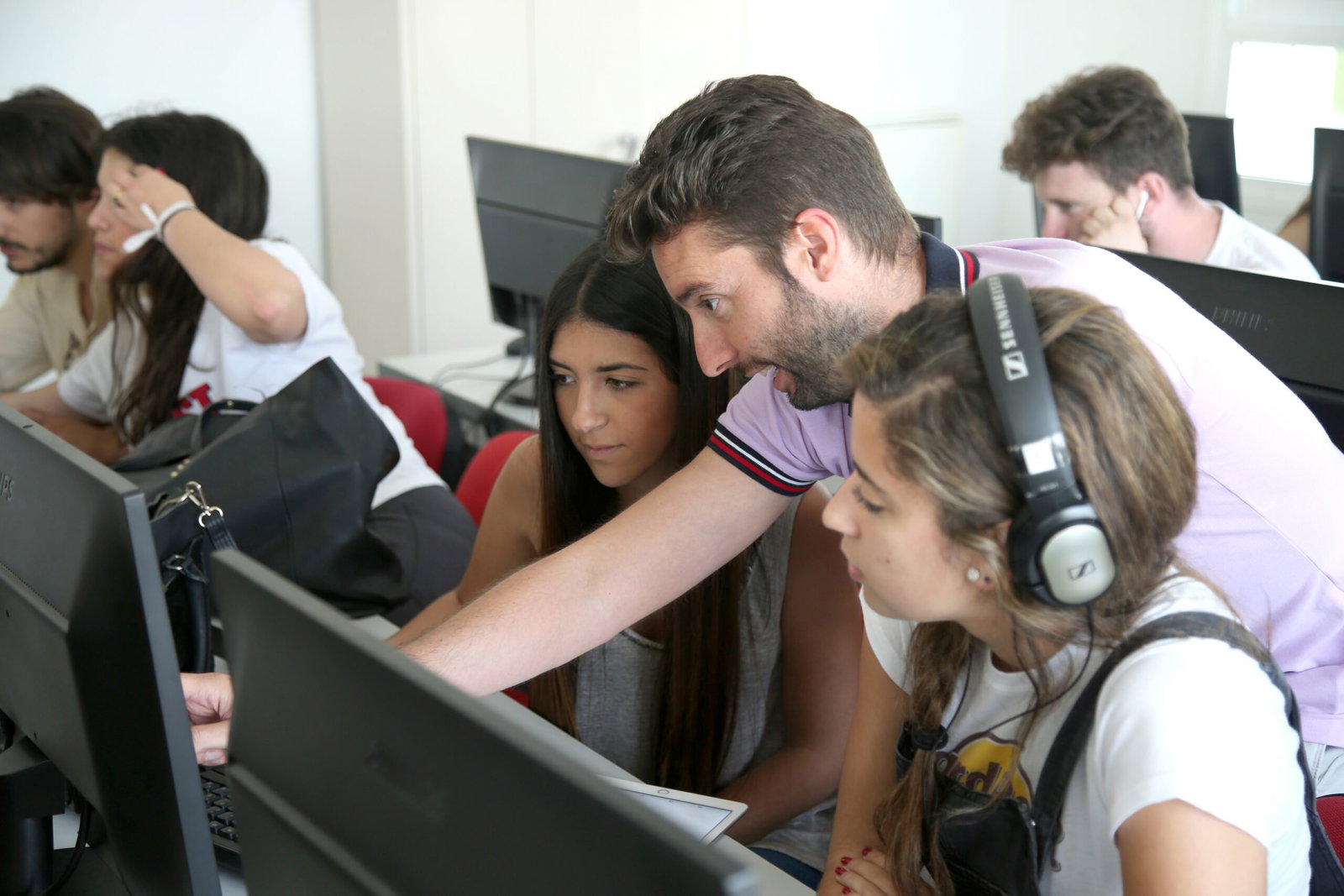 Alumnos en el Campus Cámara de Sevilla estudiando FP